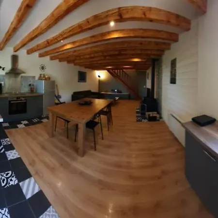 Holiday home Maison Renovee Au Sommet Du Village